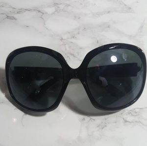 Black oversized sunglasses